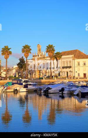 Vue de l'Arco da Vila sur le port, Faro, Algarve de l'Est, Algarve, Portugal, Europe Banque D'Images