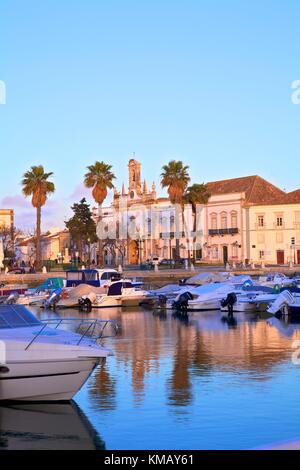 Vue de l'Arco da Vila sur le port, Faro, Algarve de l'Est, Algarve, Portugal, Europe Banque D'Images