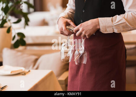 Waiter holding wineglasses Banque D'Images