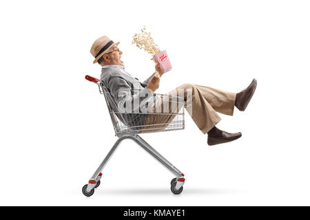 Heureux homme mûr avec une boîte de popcorn équitation à l'intérieur d'un panier isolé sur fond blanc Banque D'Images