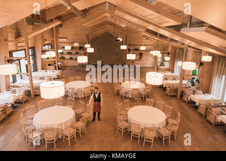 Mettre la table chaises autour de serveur Banque D'Images