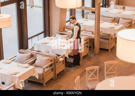 Waiter serving plaques sur le tableau Banque D'Images