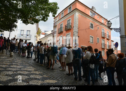 Sao Jorge (St. George) Château à Lisbonne, Portugal. Foule de touristes en attente à l'entrée du château. Banque D'Images