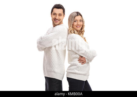 Jeune homme et une jeune femme avec le dos l'un contre l'autre regardant la caméra et smiling isolé sur fond blanc Banque D'Images