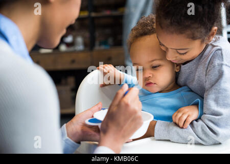 Nourrir bébé famille Banque D'Images