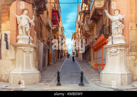 Rue décorée dans la vieille ville de La Valette, Malte Banque D'Images
