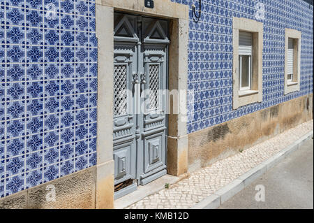 Carrelage bleu et blanc bâtiment traditionnel en Fuseta, Algarve, Portugal. Banque D'Images