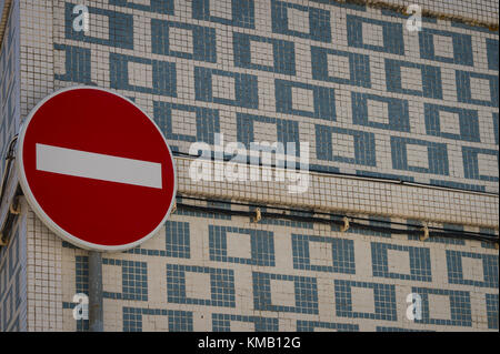 Stop rouge sur un sol carrelé mur à carreaux Banque D'Images