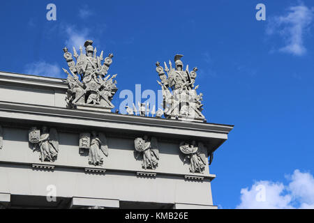 Armure d'anciens guerriers sur corniche de la toiture, symbole de la guerre Banque D'Images