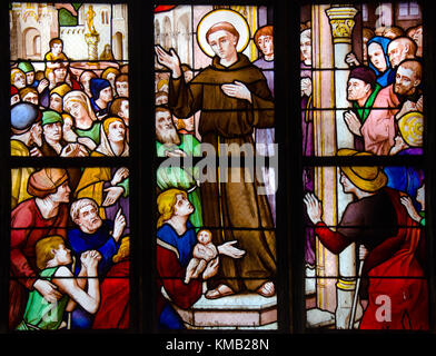 Paris, France. Église Saint-Merri (1550), rue Saint Martin. Vitraux (1901): 'St Anthony de Padoue prêche contre les hérétiques et... Banque D'Images