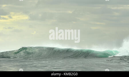 De puissantes vagues de l'océan. vague sur la surface de l'océan. vague se casse sur un fond naturel peu profond. Banque stormy weather.afrique du sud Banque D'Images