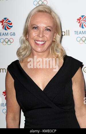 Nov 01, 2017 - Jayne Torvill assistant à balle, l'équipe Go 2017 Victoria and Albert Museum de Londres, Angleterre, Royaume-Uni Banque D'Images