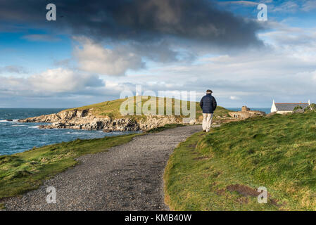 Un homme mûr marchant le long du sentier de la côte sud-ouest à Newquay Cornwall UK. Banque D'Images