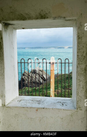 La côte nord de Cornwall vue par une fenêtre d'un bâtiment au sommet de Towan Headland à Newquay Cornwall. Banque D'Images
