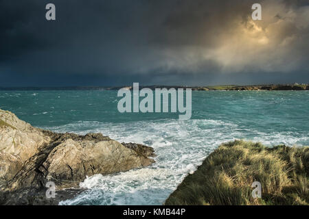 Météo au Royaume-Uni - temps orageux à l'approche de Newquay sur la côte nord de Cornwall. Banque D'Images