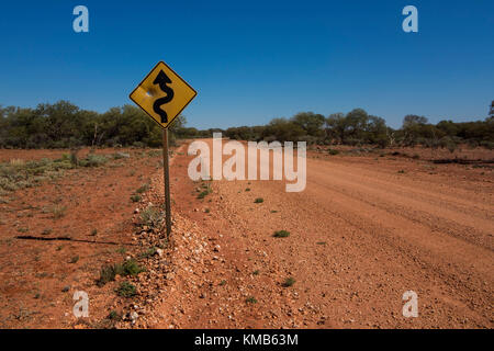 Un "panneau des courbes de l'avant avec trous de balle sur le gunbarrel highway, dans l'ouest de l'Australie Banque D'Images