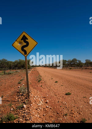 Un "panneau des courbes de l'avant avec trous de balle sur le gunbarrel highway, dans l'ouest de l'Australie Banque D'Images