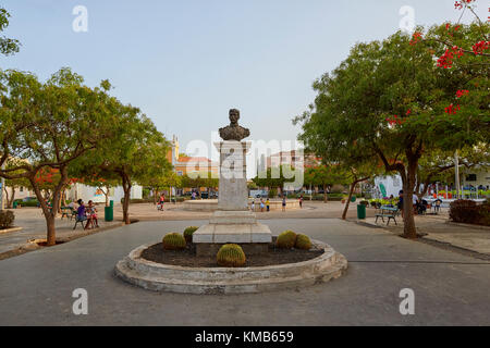 Gouverneur général Alexandre Alberto da Rocha (Alexandre de Serpa Pinto) statue à Albuquerque Square (Praça Alexandre Albuquerque), Praia, Santiago, Ca Banque D'Images