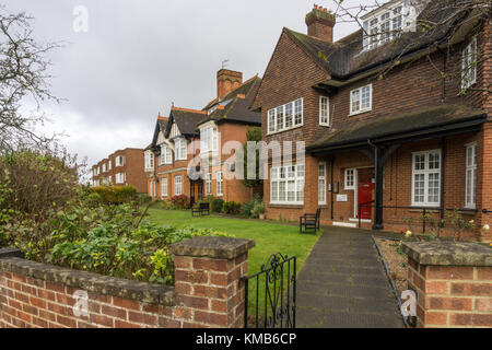 Maisons individuelles, dans le style Arts and Crafts, dans le domaine de l'Phippsville Northampton, Royaume-Uni Banque D'Images