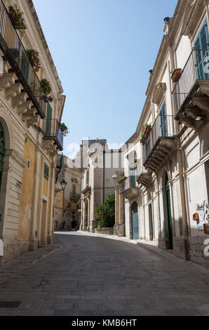 Ragusa, Italie - 2 septembre 2017 : étroite rue pittoresque de Raguse, Sicile, Italie avec de vieilles maisons en rangée. Banque D'Images