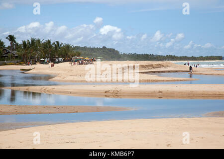 La Plage de Trancoso, une ville touristique qui a connu d'hippie hangout jetset dans l'état brésilien de Bahia. Banque D'Images