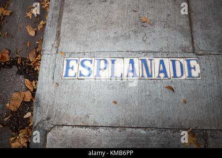 Nom de lieu inscription situé dans mur blanc avec des ...