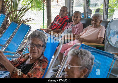 Les femmes cubaines de détente à un établissement de soins de personnes âgées ou de soins infirmiers à Cienfuego, Cuba Banque D'Images