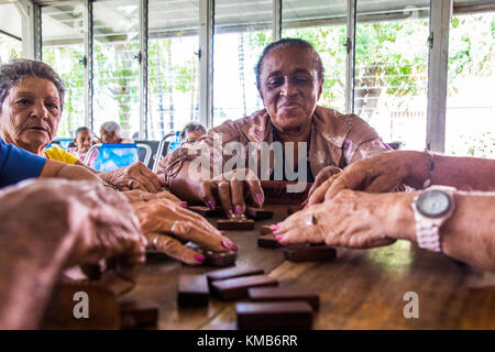 Cuban woman Playing dominos dans un établissement de soins de personnes âgées ou de soins infirmiers à Cienfuego, Cuba Banque D'Images