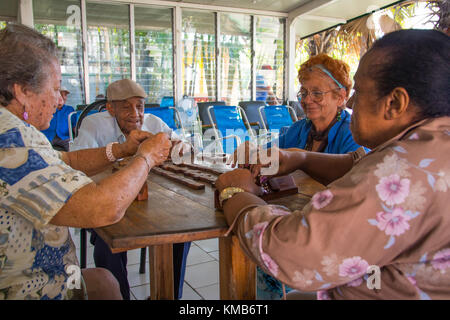 Jouer aux dominos dans un établissement de soins de personnes âgées ou de soins infirmiers à Cienfuego, Cuba Banque D'Images