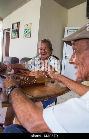 Cuban woman playing dominos dans un établissement de soins de personnes âgées ou de soins infirmiers à Cienfuego, Cuba Banque D'Images