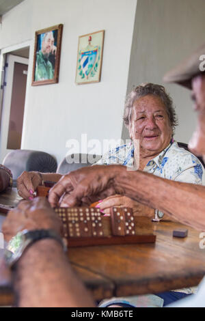 Cuban woman playing dominos dans un établissement de soins de personnes âgées ou de soins infirmiers à Cienfuego, Cuba Banque D'Images