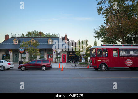 Kingston Trolley Tours bus et de la gare ferroviaire de K & P qui est maintenant un centre d'information touristique à Kingston, Ontario, Canada. Banque D'Images