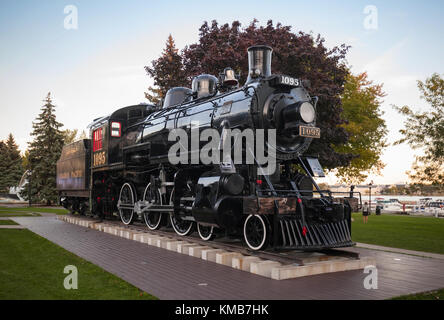 1095 moteur ou l'esprit de Sir John est une locomotive à vapeur qui se trouve au parc de la Confédération, à Kingston, Ontario, Canada. Banque D'Images