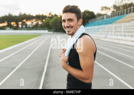 Portrait of a smiling man fitness avec une serviette sur les épaules Banque D'Images