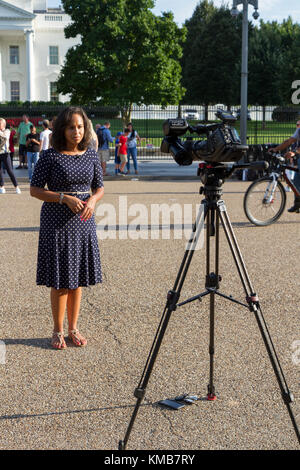 Journaliste de télévision sur Pennsylvania Avenue NW à l'extérieur de la Maison Blanche, Washington DC, United States. Banque D'Images