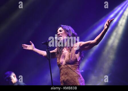 Naples, Italie. 08Th dec 2017. chanteur italien paola turci joue sur la scène à l'augusteo teatro en naples avec sa tournée 'il secondo cuore 2017'. crédit : Paola visone/pacific press/Alamy live news Banque D'Images