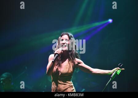 Naples, Italie. 08Th dec 2017. chanteur italien paola turci joue sur la scène à l'augusteo teatro en naples avec sa tournée 'il secondo cuore 2017'. crédit : Paola visone/pacific press/Alamy live news Banque D'Images