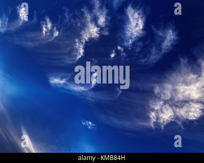 Une spectaculaire aux couleurs vives d'inspiration cloudscape nuageux atmosphérique avec la formation de nuages cirrus striées dans un ciel bleu cobalt. tin can Banque D'Images