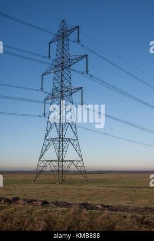 Un pylône d'électricité dans un champ dans le kent uk Banque D'Images