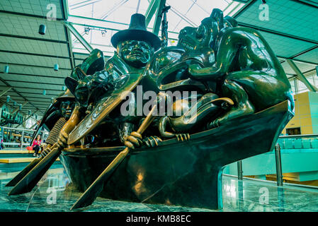 Sculpture en bronze moulé, l'esprit de Haida Gwaii, le canot de Jade, par Bill Reid, l'aéroport de Vancouver, Vancouver, Richmond, British Columbia, Canada Banque D'Images