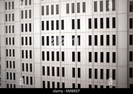 Vue plein cadre à angle de mur de béton gratte-ciel avec de grandes fenêtres. noir business background concept Banque D'Images
