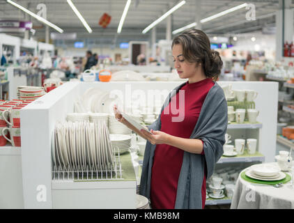 Le choix de la clientèle féminine dans le supermarché plats ustensile mall Banque D'Images