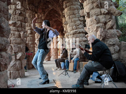 Des artistes et musiciens dans le Parc Guell (Parc Güell), Barcelone, Espagne Banque D'Images