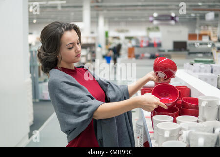 Le choix de la clientèle féminine dans le supermarché plats ustensile mall Banque D'Images