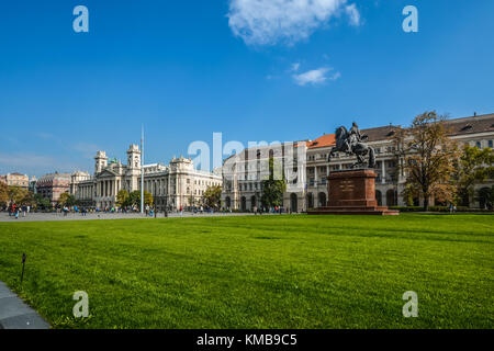 La place du parlement à Budapest, Hongrie sur une journée ensoleillée avec la statue équestre et pelouse verte Banque D'Images