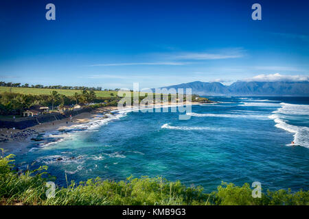 Lookout Hookipa est une halte sur le chemin à Hana, Maui. Le point de Hookipa Beach donne sur ce qui est l'hôte de compétitions de surf et de la planche à voile. Hookipa Banque D'Images