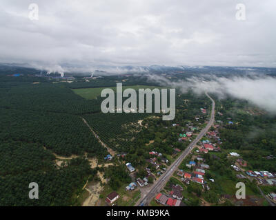 Vue aérienne d'un village près de plantation de palmiers à huile et zone industrielle de Kuala krai, Kelantan, Malaisie Banque D'Images