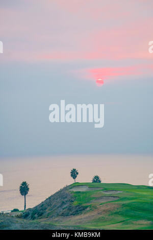 Coucher de soleil rouge sur l'océan Pacifique à Sandpiper Golf Course, dans le comté de Santa Barbara, en Californie. Banque D'Images