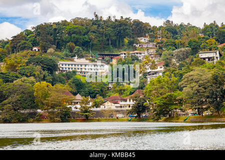 Vue sur la rive du lac Mogambara à Kandy, Sri Lanka Banque D'Images