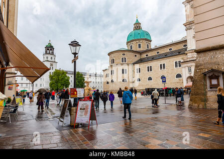 Salzbourg, Autriche - 8 août 2011 : personnes marchant sur la place de la Résidence dans la vieille ville de Salzbourg, Autriche Banque D'Images